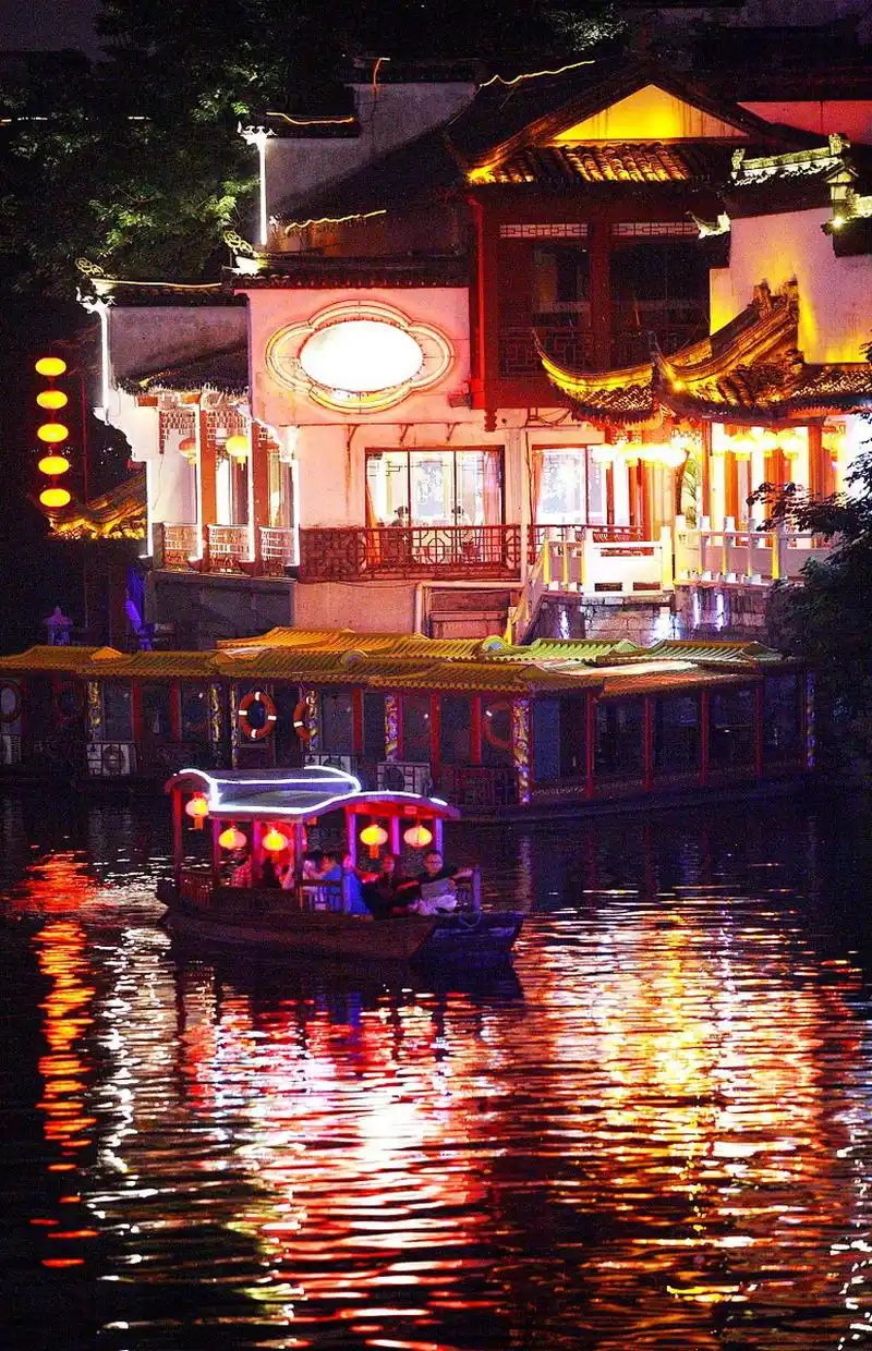 清代捧花生《秦淮画舫录》自序云:"游秦淮者,必资画舫,在六朝时胰然