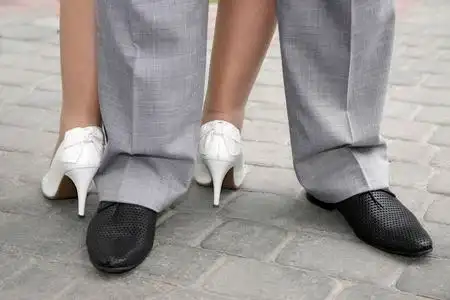 男性的鞋子男性和女性的鞋子都穿上的人照片