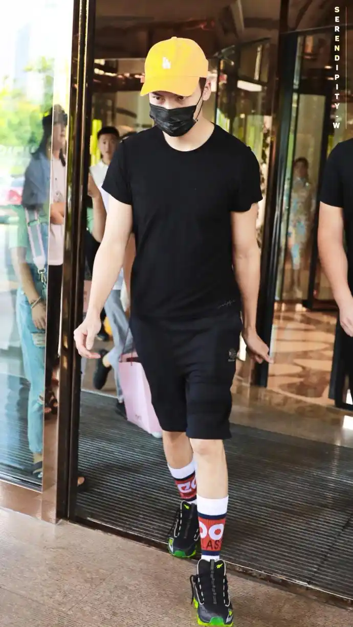 [陈伟霆][新闻]180826 周末无休 阿拉俊俊今日也勤奋的出门去上幼稚园