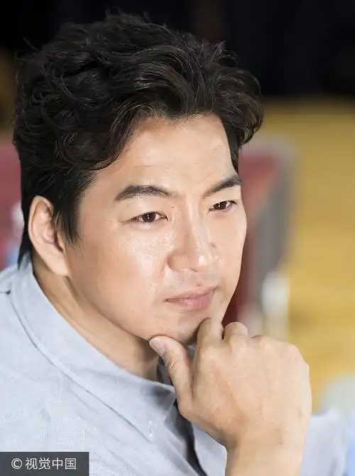 "超级奶爸"宋一国衬衫牛仔裤凹造型显拘谨 托腮耍帅展成熟魅力