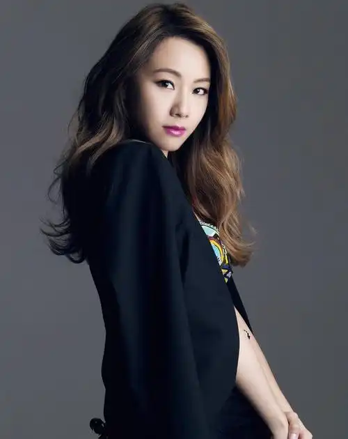 懂得终身学习多重要?同是运动员出身,对比邓丽欣与方力申就懂了