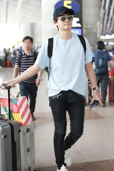 郑元畅的衣品真的绝黄色t恤绿色薄纱外套减龄帅气还挺酷