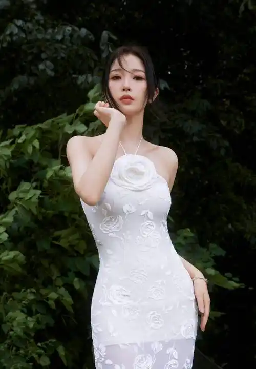 虞书欣长春电影节上的白玫瑰衬衫惊艳全场,优雅高贵又可爱!