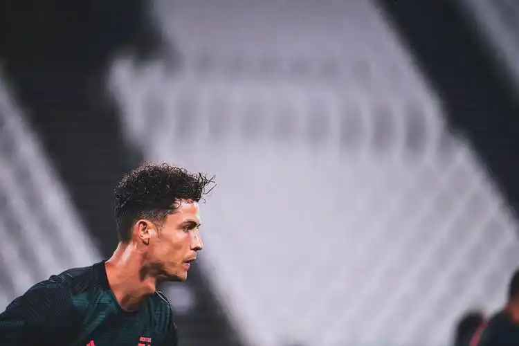 可否分享c罗的高清经典图片? - 知乎