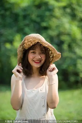 头戴编织帽的美女人物外景摄影原片_大图网图片素材