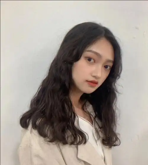 烫发想要不显老又好看,浪漫的水波纹卷绝对是首选之一