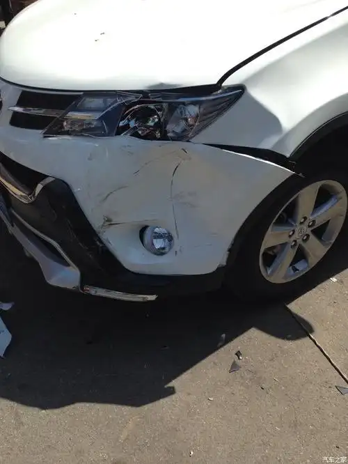 郁闷,刚提两天的车,今天倒库撞了.