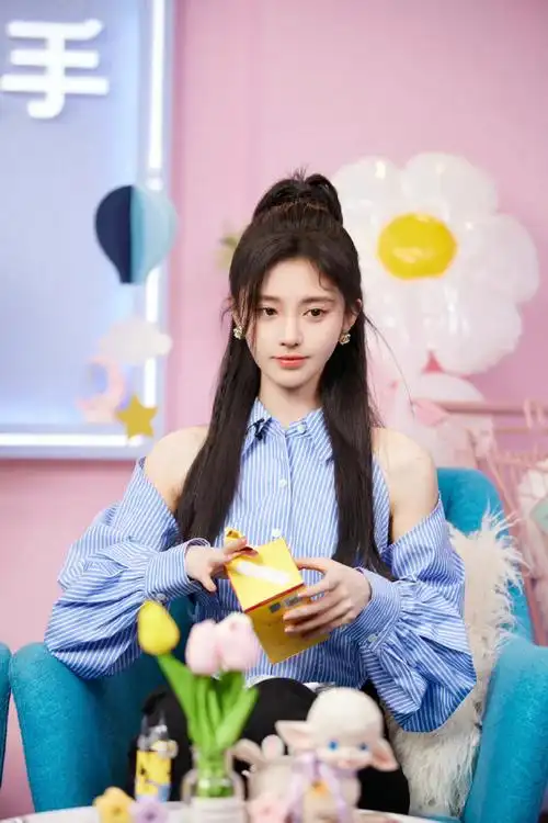 鞠婧祎比心三连拍