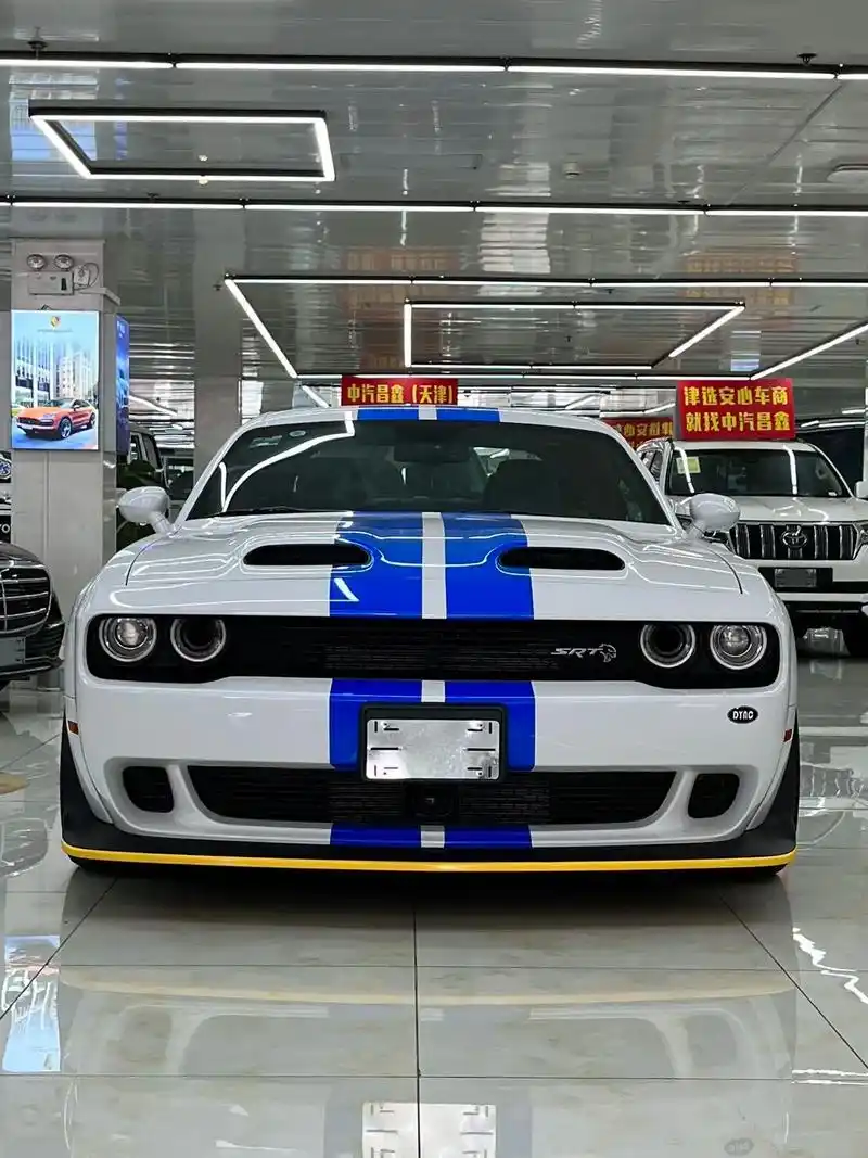 道奇地狱猫宽体版激情白/黑 6.2 - 抖音