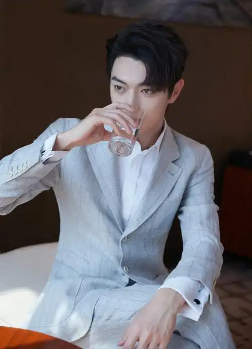 许凯灰色格纹西装##许凯灰色格纹西装造型