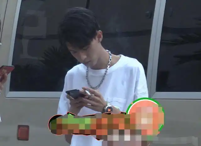 秦霄贤被曝负债200万后又换新车 与好友乱丢烟头