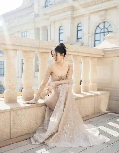 杨幂一袭深v黑纱礼服搭配烈焰红唇明艳动人,优雅又妩媚,杨幂将时尚