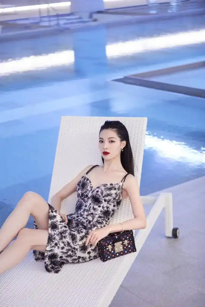 原创90后钟楚曦穿吊带裙太仙气,身材好就是无所畏惧,我酸了