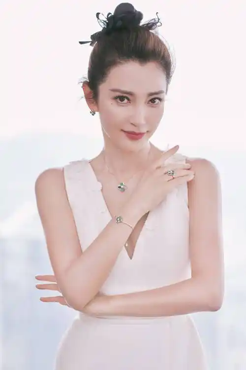 李冰冰新写真照,化一抹纯白为裙,美若天仙,气质绝了_留言_大气_首饰
