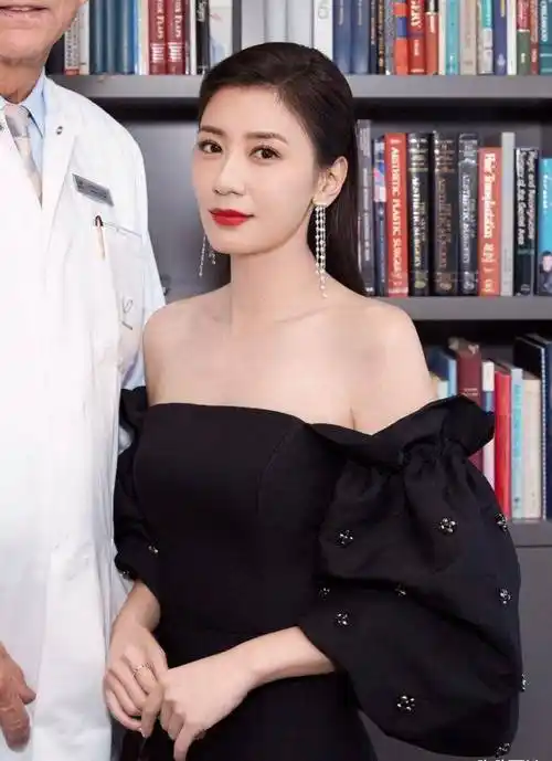 贾静雯气场太强,黑色露肩礼服时尚"露大腿"红唇背头女王范十足_设计