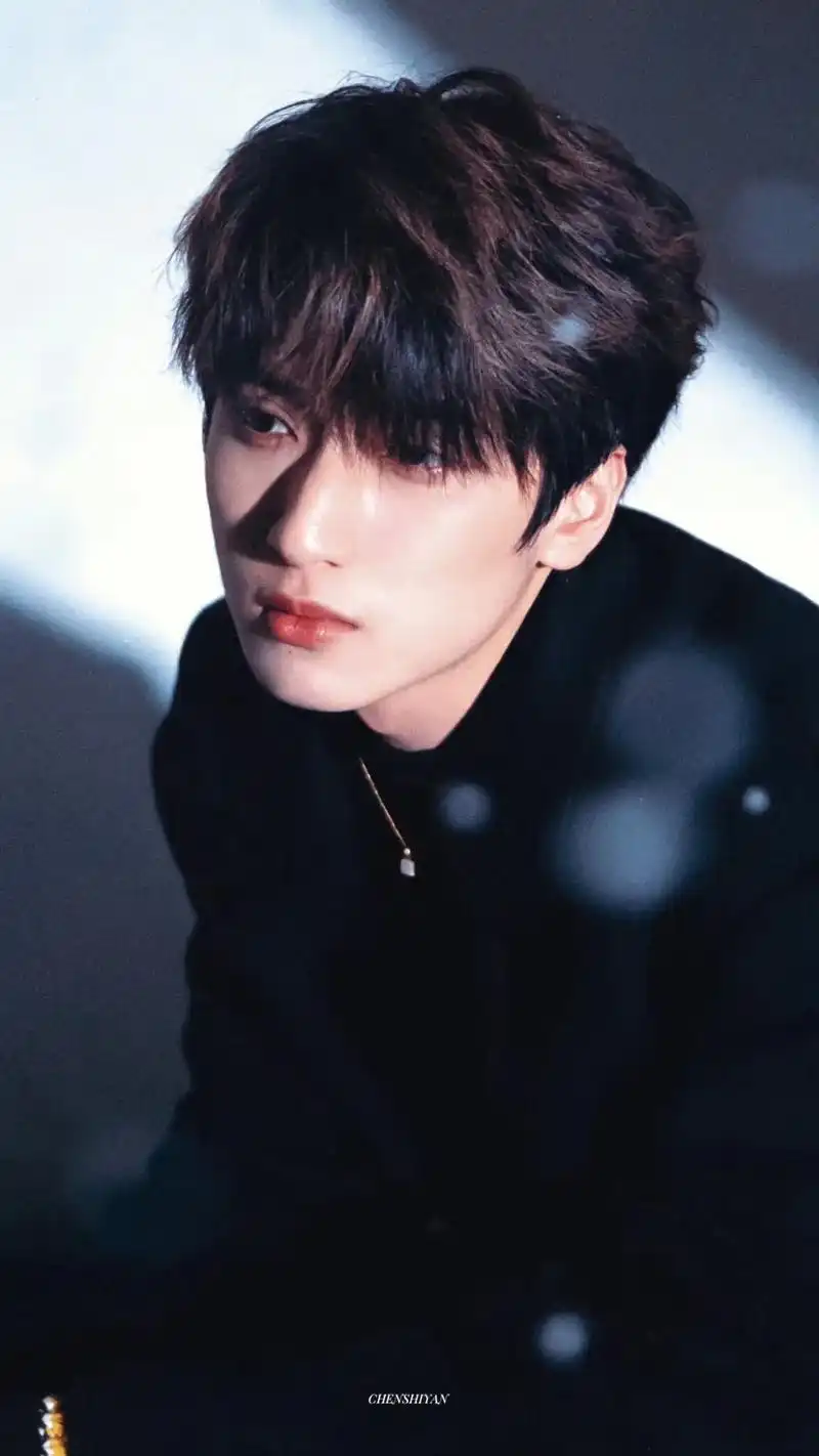 看着他,就像陷入了爱情.#严浩翔 #氛围感 #一眼沦陷 #理 - 抖音