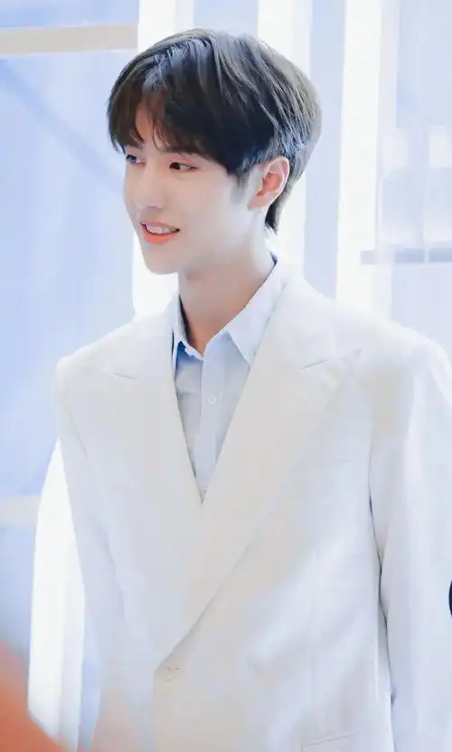 原创王一博朱一龙和蔡徐坤同样是穿白色西装造型气质相差却很大