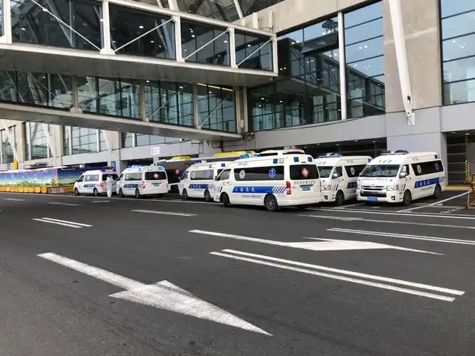 120指挥中心迅速调来大量救护车