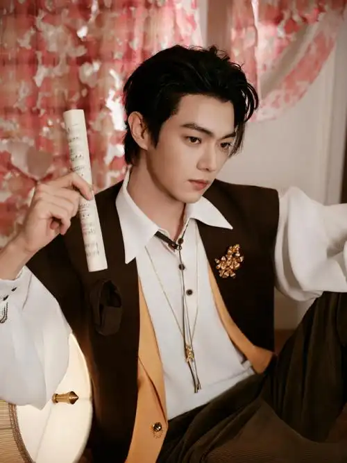 许凯是知道怎么勾我的,密室大逃脱收官这组真的拍的超好,脸蛋身材无一