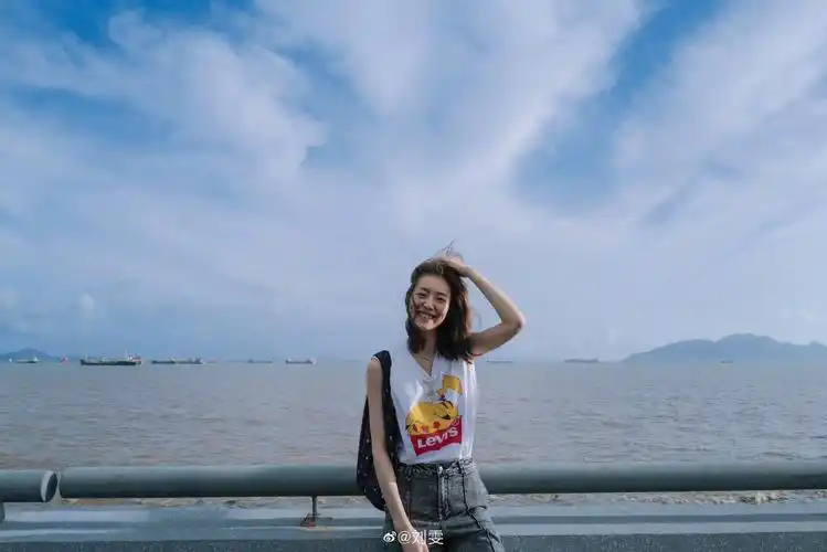 刘雯海边氛围感随拍,蔚蓝的天,蓝色的大海和超美的雯