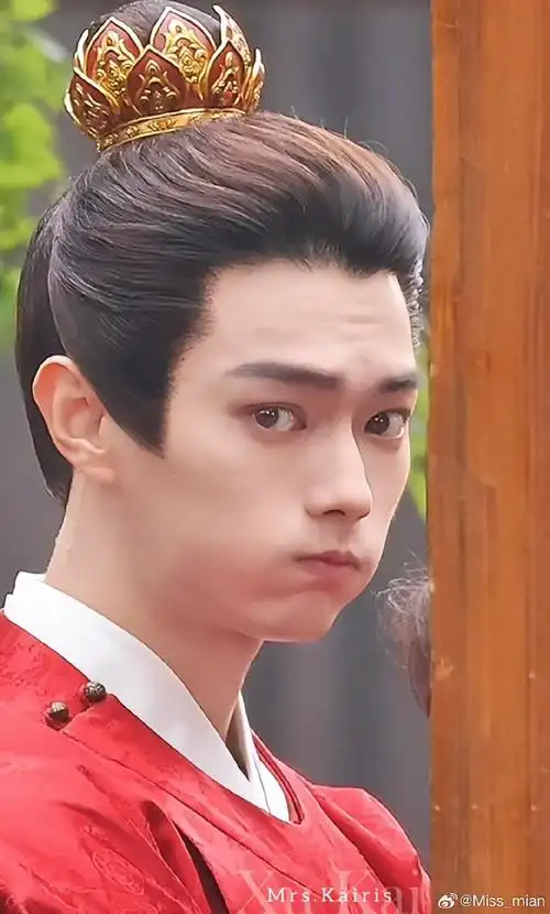 凯凯你喝水噘起的嘴好可爱呀