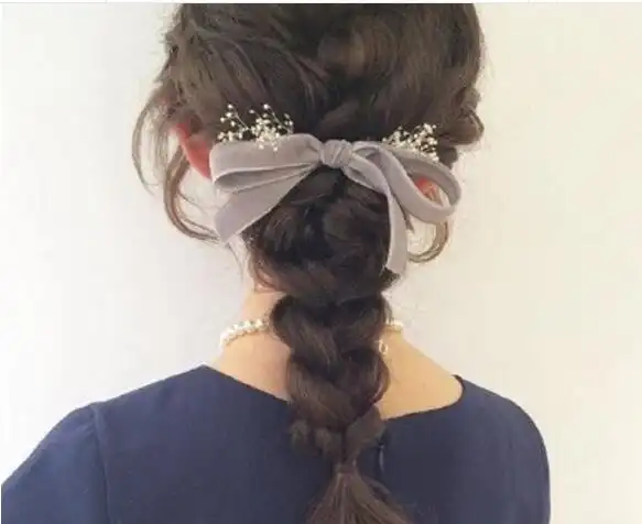 >详细内容这一款卷发的女生长发发型,她选择的是通勤工作编发发型,她