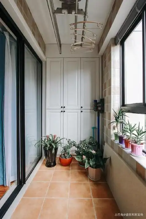 阳台装柜子窗帘效果图(阳台怎么装柜子好看)