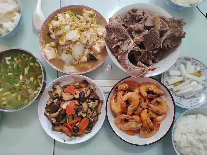 儿子放暑假送回老家不到1月脸大一圈老人家做的饭菜太养人了