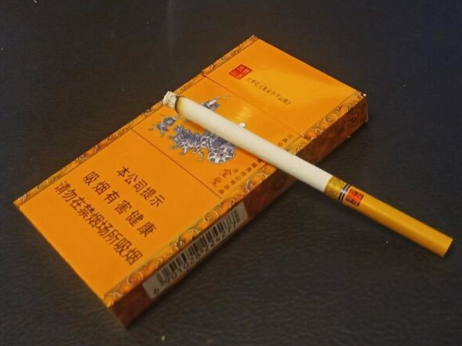 3,金圣(本草瑞香)参考价格:35元/包这款烟的外观比较古朴典雅,看上去