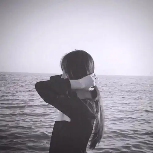 女生头像唯美清新意境背影长发黑白