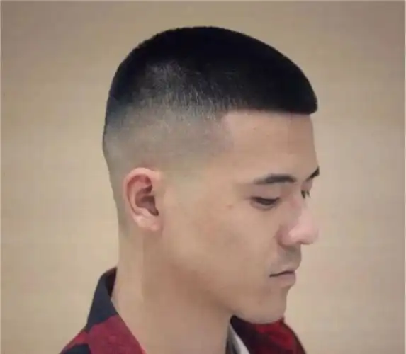 男士发型大多数还是以短发居多,毕竟很多男士都喜欢懒省事,超短的男士