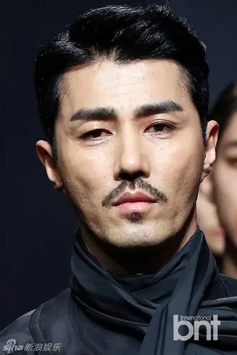 车胜元李正信走秀 八字胡大长腿魅力无限