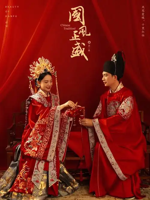 来感受中国传统婚嫁的仪式感~通过拍汉服婚纱照,还原古代时的婚礼现场