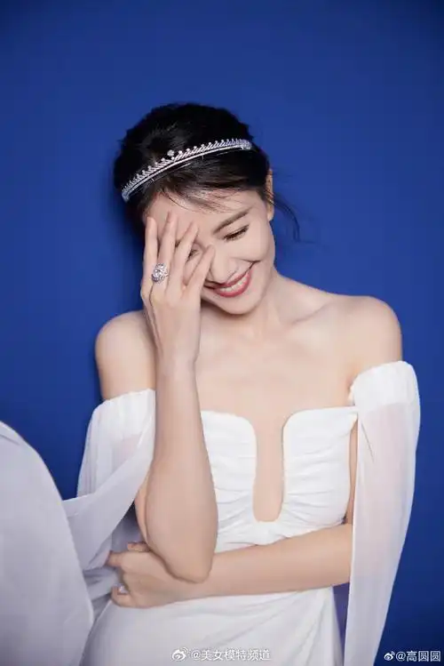 高圆圆一字肩深v白裙宛如希腊女神 低眸浅笑温柔缱绻_高清图集_新浪网