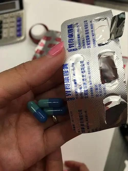 在茶水间坐着喝点热水,同事看见我脸都青了,然后连忙拿了些胃药让我吃