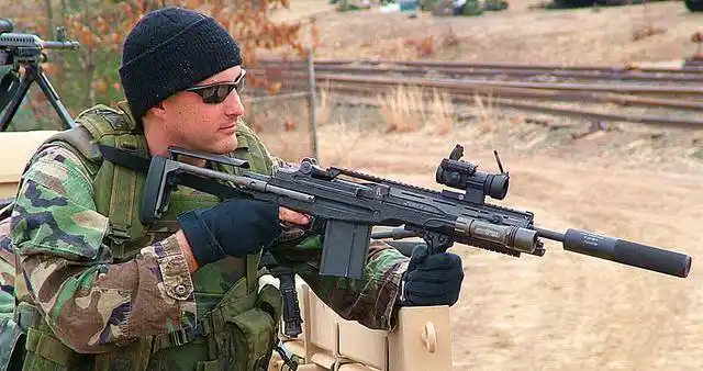 与特洛伊工业公司签订了一份把m14步枪改装成室内近战卡宾枪的合同