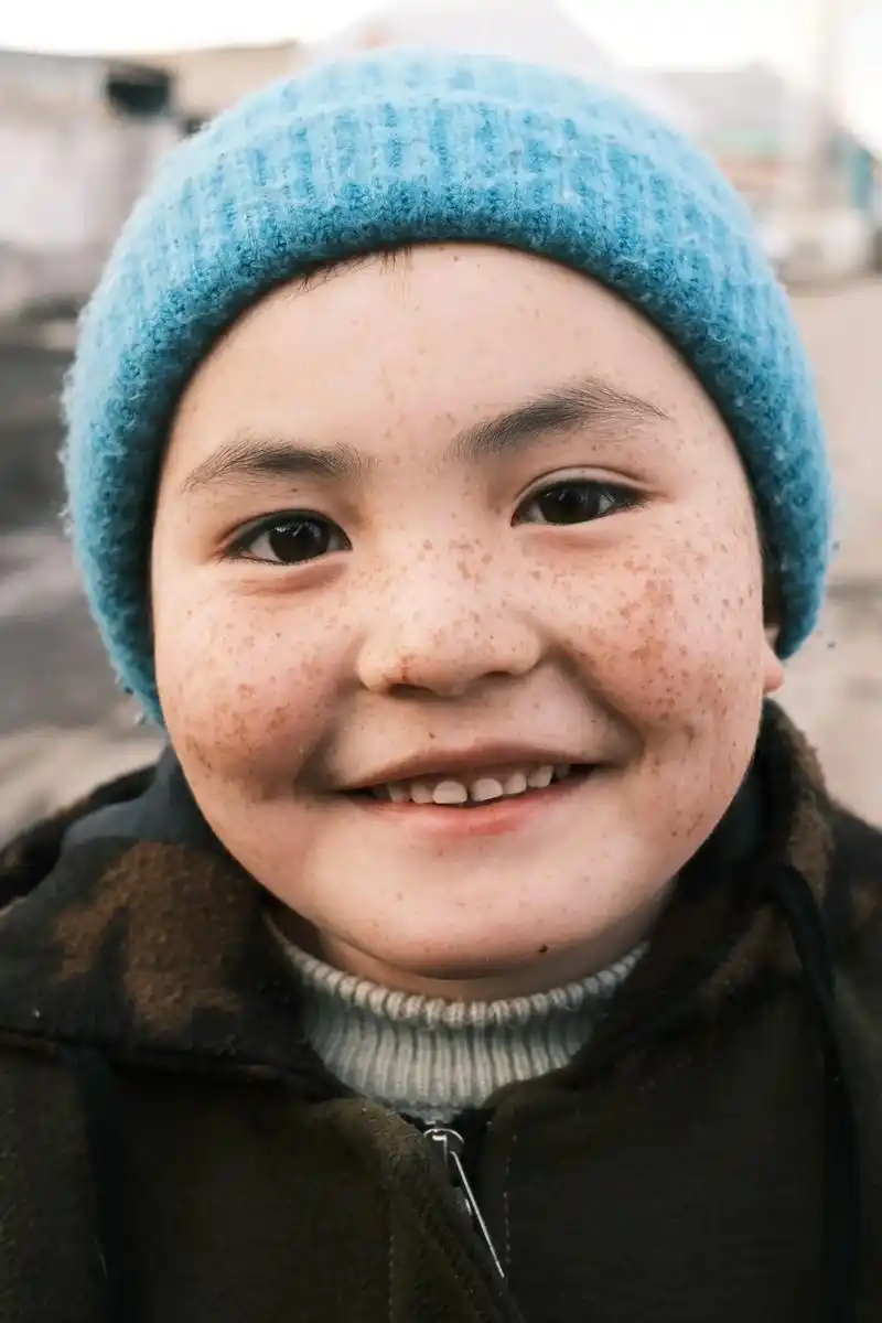 哈萨克族的孩子们.哈萨克族孩子在草原长大骑马,放羊,追风是