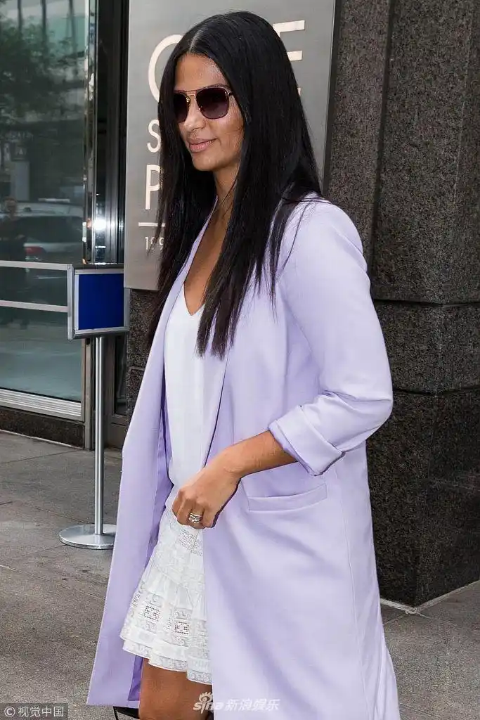 组图:马修·麦康纳帅气西装挺拔威猛 妻子卡米拉白色深v裙超性感