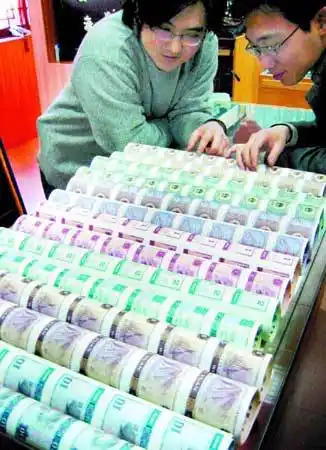 天津发现大量连体人民币 70张钞票连在一起(图)