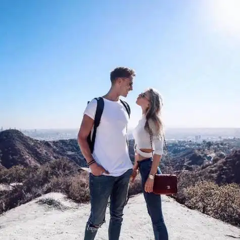 在这个阶段,男女之间的互动充满了神秘感和浪漫气息,让人心跳加速