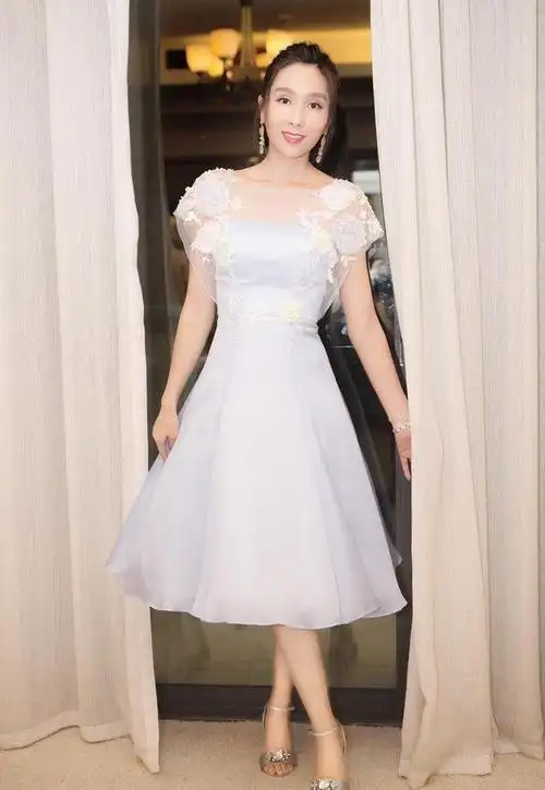 杨恭如机场新秀穿破洞裤也走牛仔风,网友:她怎么就不老呢?