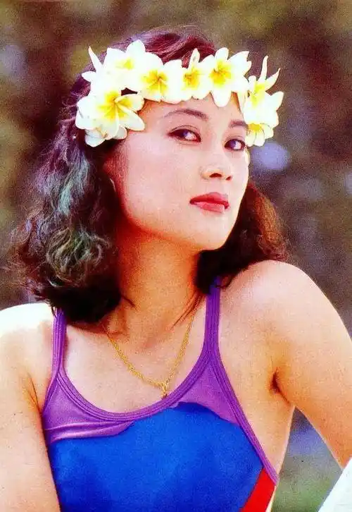 无奈的谭小燕又步一些女星的后尘,年底揣着亲朋好友凑上的2000美金