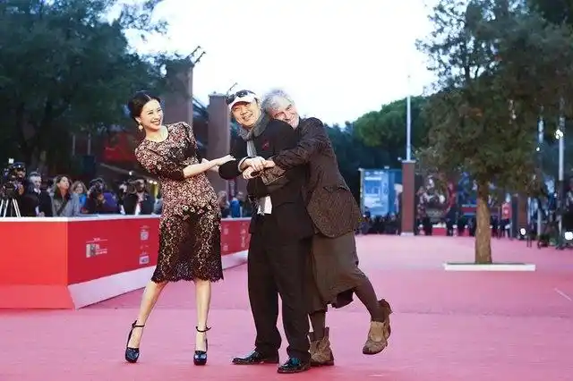 拍陈凯歌的《风月》,杜可风每天一瓶半的威士忌,每天喝得醉醺醺一身酒