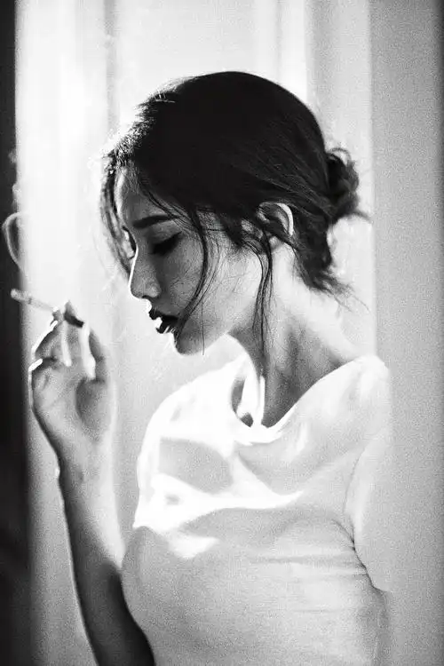 抽烟的女孩儿