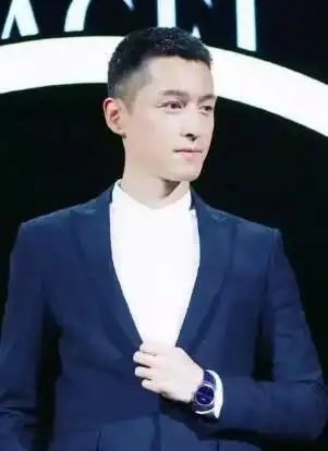 将五官衬托的更加俊朗帅气,胡歌演绎起这款寸头短发发型来毫无压力的