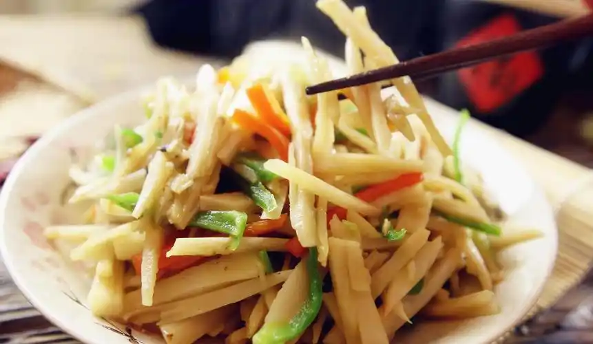 莲藕加点这个调料炒,鲜美又清脆,很多小饭馆都有这道菜!