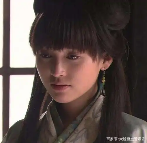 《神话》中的素素晒出最近自拍,脸又瘦又尖和以前的相貌差别较大