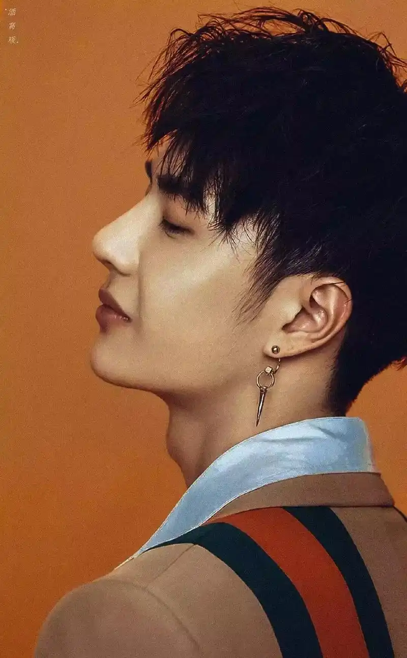 我说这喉结别太性感#这谁顶得住啊 #王一博 #侧颜杀 #盛世美颜