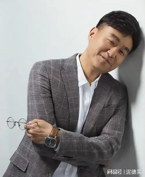 她在日本拿着高薪的工资,过着富足的生活,相比何冰简直是一个天上,一