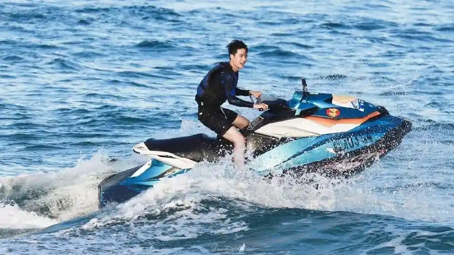 王一博夏日冲浪壁纸已送上每一张都是绝美的海报